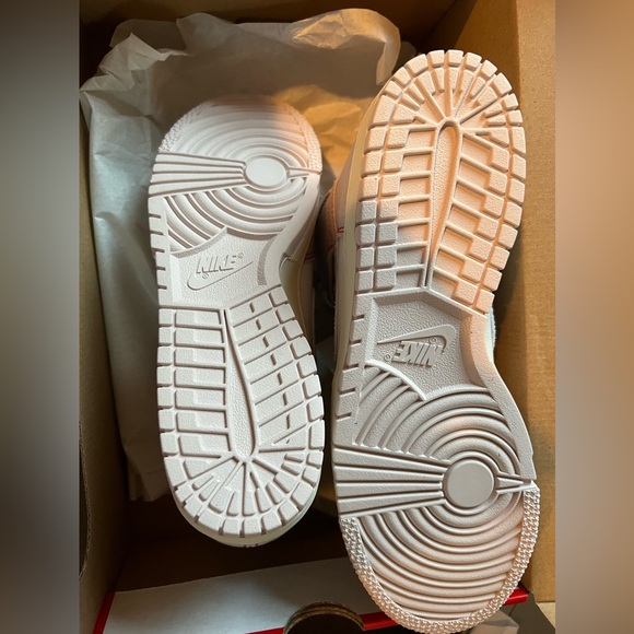 Nike Dunk High 1985 'Barely Rose'
Men’s 7
Womens 8.5 - Picture 4 of 5